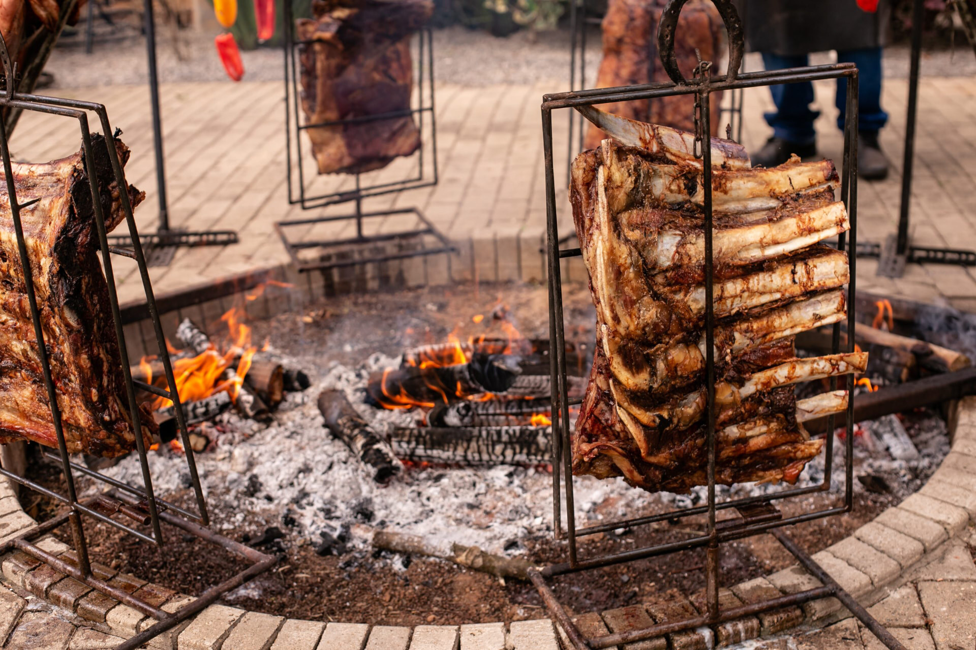Costela assando no fogo de chão sobre brasas acesas