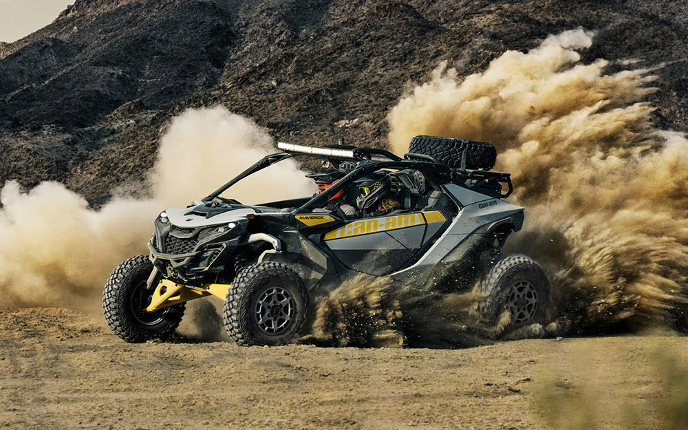 UTV fechando curva em alta velocidade no deserto e levantando uma parede de poeira
